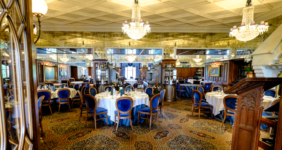 Restaurantul George V a fost decorat cu 9 candelabre, fiecare costand 11000 lire. 