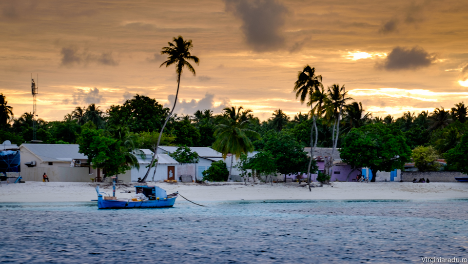 O insula locuita de maldivieni, la apus