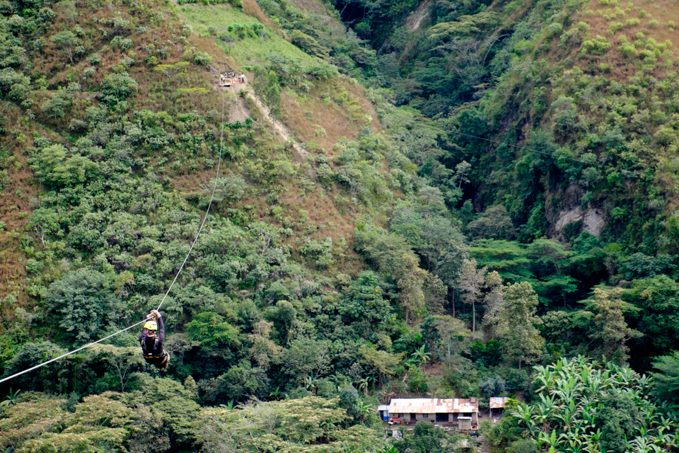 Peru. Tiroliana, in drum spre Machu Picchu