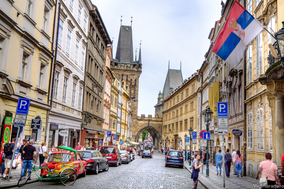 Spre Podul Carol, unul dintre cele mai vizitate obiective turistice din Praga