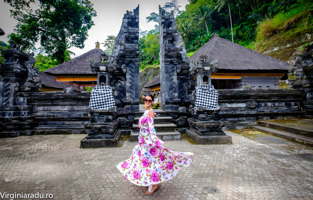 Acest tip de porti numite "candi bentar" le poti vedea la intrare in majoritatea templelor din Bali