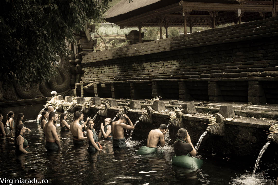 Tirta Empul este un templu important pentru credinciosii balinezi. Aici se practica diverse ritualuri de purificare in bazinele de apa care servesc templul