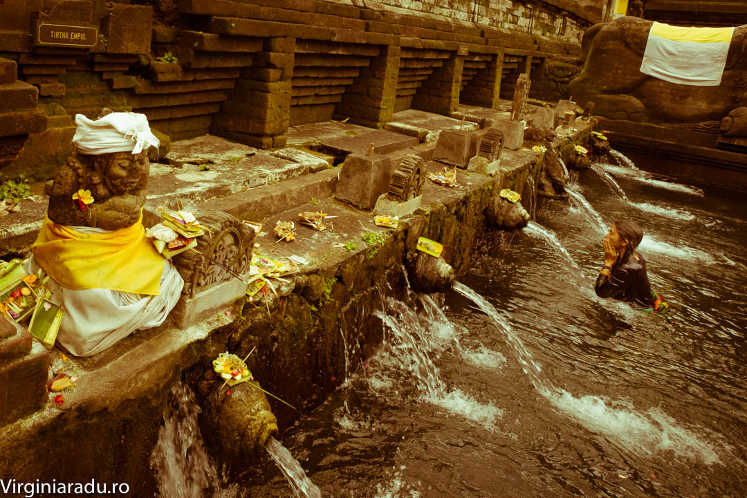 Temoplul a fost construit in secolul al-X-lea, in jurul unei ape termale . Templul contine 2 piscine, cu 30 locuri de purificare