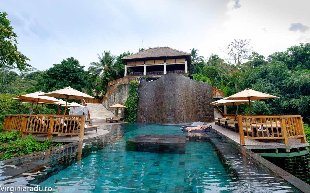 Restaurantul si piscina principala